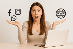 Mulher sentada, com expressão de surpresa, segurando símbolos de redes sociais em uma mão e símbolo de site (www) na outra, representando a dúvida entre site ou redes sociais para empresas.